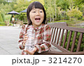 水を飲む女の子
