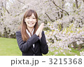 桜とOL（手を合わす）
