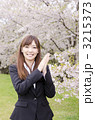 桜とOL（手を合わす）