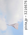 青空バックの紙飛行機