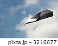 青空バックの紙飛行機