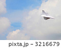 青空バックの紙飛行機