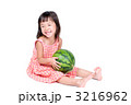 スイカを持つ子供