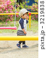 公園で遊ぶ帽子の1歳女児