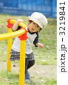 公園で遊ぶ帽子の1歳女児