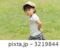 公園で遊ぶ帽子の1歳女児