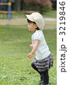 公園で遊ぶ帽子の1歳女児