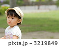 公園で遊ぶ帽子の1歳女児