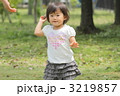 公園で遊ぶ1歳女児