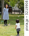 公園で遊ぶ親子