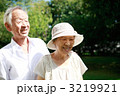 嬉しそうな笑顔の老夫婦
