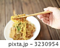 焼きそば（箸を持つ手）