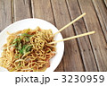 焼きそば（置いた箸）