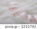 白いファーの上のハートのネイル