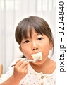 果物を食べる女の子