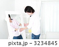 鏡を拭く男性
