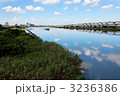 青空が広がる朝凪の荒川と川面に映える景観 