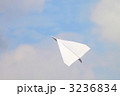 青空バックの紙飛行機