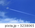 昼間の月と飛行機の重なり