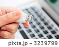 USBメモリーを持つ手