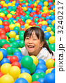 ボールプールで遊ぶ女の子