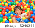 ボールプールで遊ぶ女の子