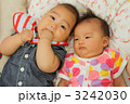 仰向けの赤ちゃんたち