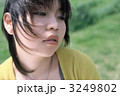 アンニュイな10代女性