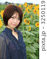 若い女性／微笑み／ひまわり畑（縦位置）