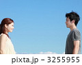 見つめ合う　男女