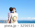 プールサイド　バカンス　カップルイメージ
