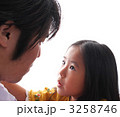 娘を抱っこする父親
