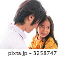 娘を抱っこする父親