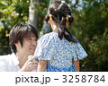川縁を散歩する親子