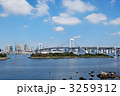 青空が広がるお台場海浜公園のレインボーブリッジと東京タワー