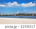 青空が広がるお台場海浜公園の砂浜とレインボーブリッジ