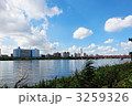 青空が広がる荒川と西新井橋と周囲の景観 