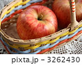 カラフルな籠に入ったリンゴ
