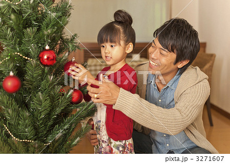 親子 人物 クリスマスツリー