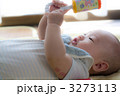 ガラガラで遊ぶ0歳児
