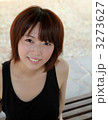笑顔の若い女性／見上げる／セクシー