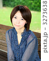 笑顔の美しい色白の女性／自然公園