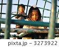 遊具で遊ぶ子供