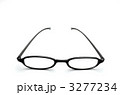 めがね　黒縁　白バック