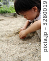 砂遊びの男の子