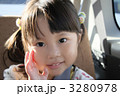 応援するシートベルトをした3才児