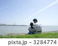 川縁を散歩する親子