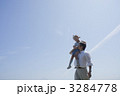 川縁を散歩する親子(肩車・後ろ姿)