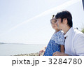川縁を散歩する親子