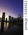 薄明のみなとみらいの夜景